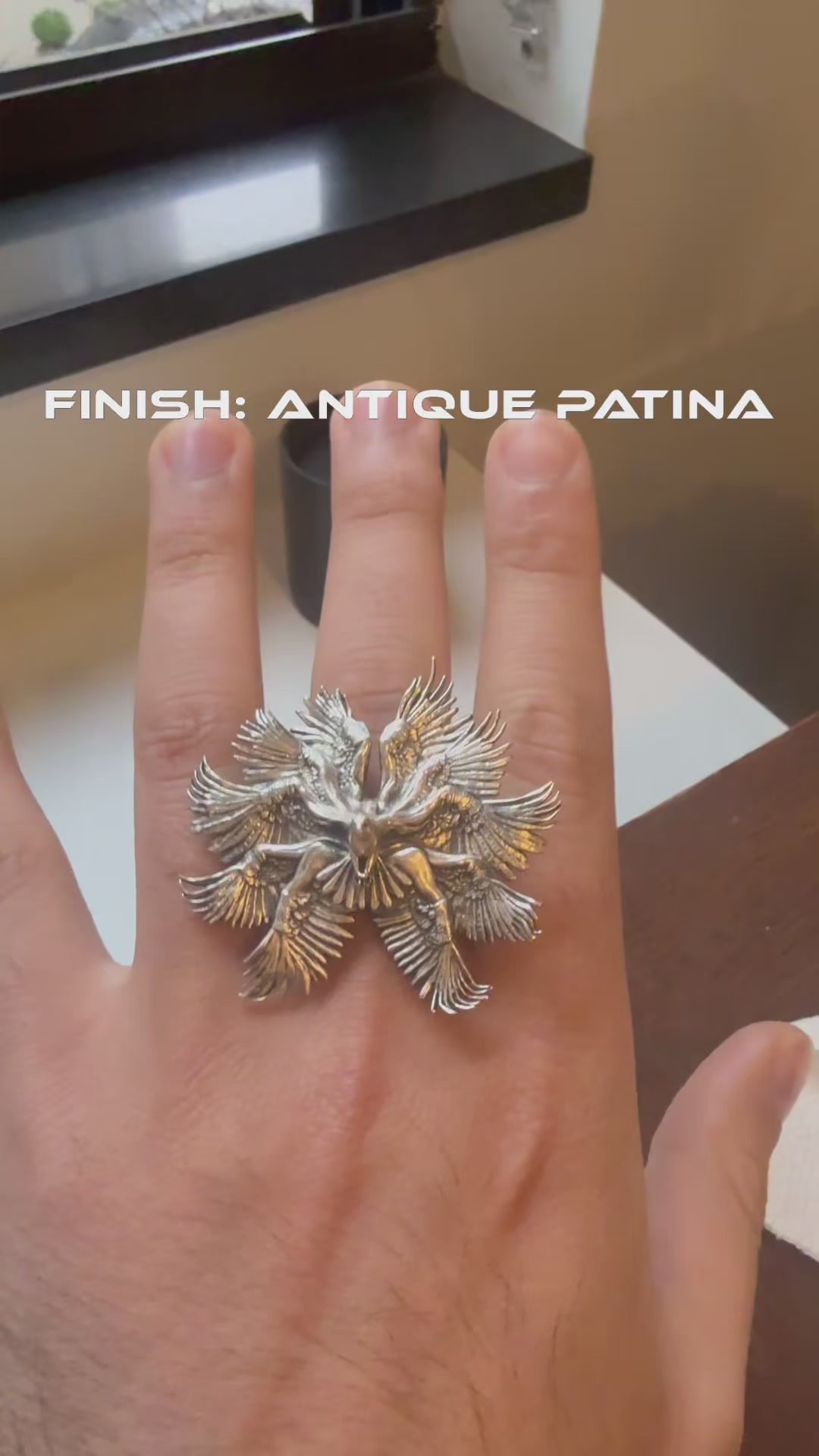 Ring mit dem Motiv eines Gebetsvogels aus Sterlingsilber